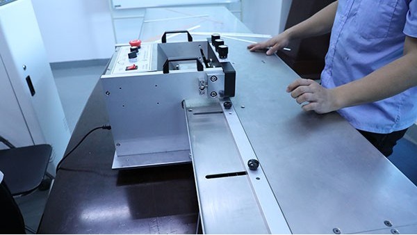 全自動(dòng)點(diǎn)膠機(jī)生產(chǎn)