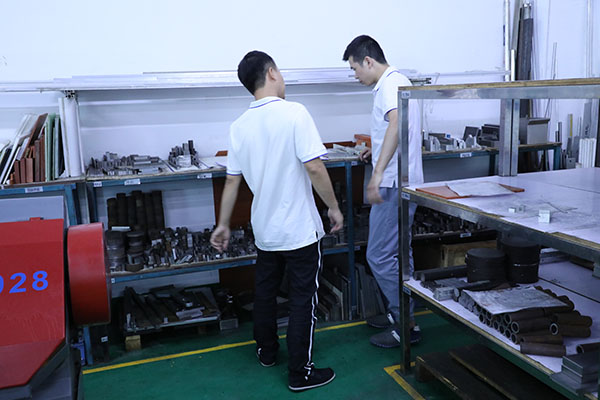 江蘇全自動(dòng)點(diǎn)膠機(jī)廠家