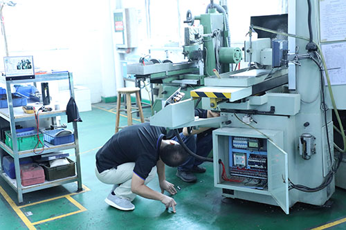 深圳半自動(dòng)點(diǎn)膠機(jī)設(shè)備