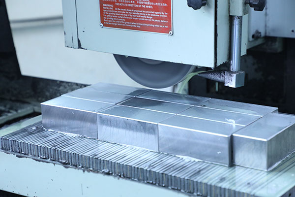 怎樣操作全自動點(diǎn)膠機(jī)