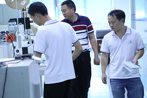 怎樣操作全自動點(diǎn)膠機(jī)