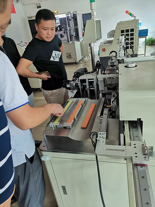 控制器自動(dòng)點(diǎn)膠機(jī)客戶