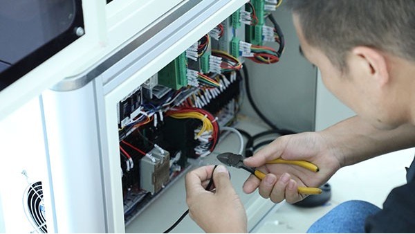 深圳半自動點(diǎn)膠機(jī)