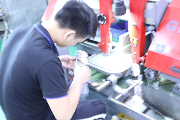 在線式噴射式點(diǎn)膠機(jī)生產(chǎn)